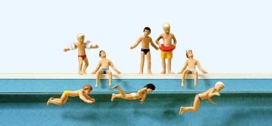 Kinder im Schwimmbad 