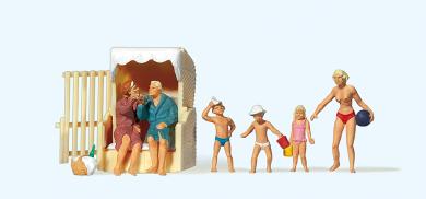 Paar im Strandkkorb, spielend 