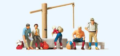 Rastende am Dorfbrunnen 