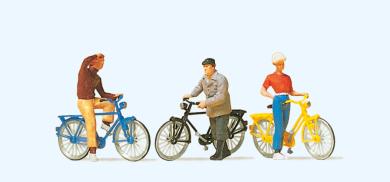 Stehende Radfahrer am Bahnübe 