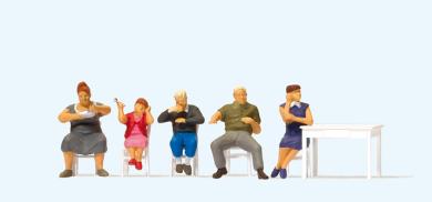 Am Tisch (mit Tisch und losen 