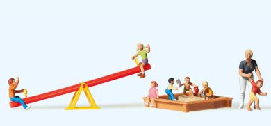 Spielende Kinder. Wippe, Sand 