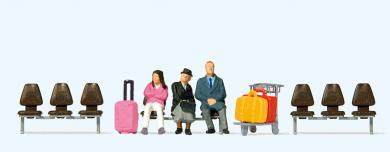 Drei wartende Reisende. Koffe 