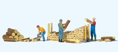 Beim Stapeln von Brennholz 