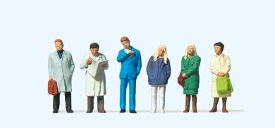 Wartende Reisende am Bahnstei 