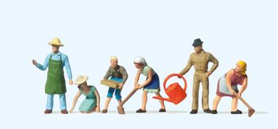 Bei der Gartenarbeit 