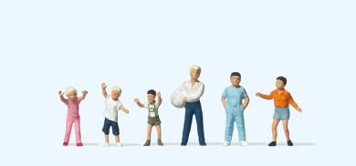 Kinder beim Ballspiel 