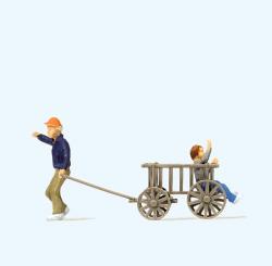 Kinder mit Bollerwagen 