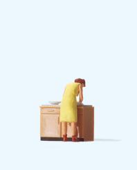 Hausfrau beim Spülen 