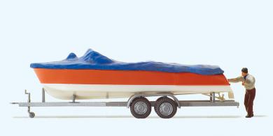 Motorboot beim Verladen auf A 