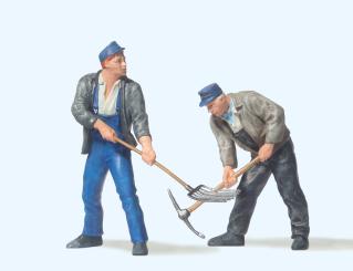 2 Gleisbauarbeiter mit Pickel 