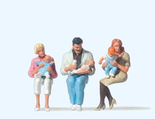 Sitzende Eltern mit Kindern 