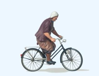 Bäuerin auf Fahrrad 