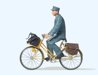 Postbote auf Fahrrad 