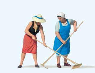 Bäuerinnen bei der Heuernte 