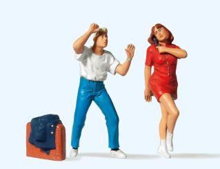 Personen an der Telefonzelle 