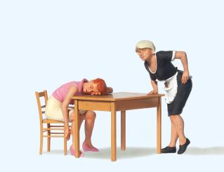 Schlafender Gast, Kellnerin 