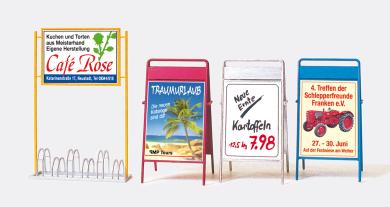 Fahrradständer. Werbetafeln. 