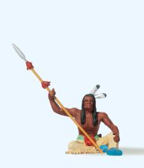 Indianer sitzend, mit Speer 