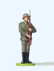 Soldat stehend, Gewehr präsen 