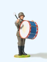 Musiker stehend, mit Pauke 