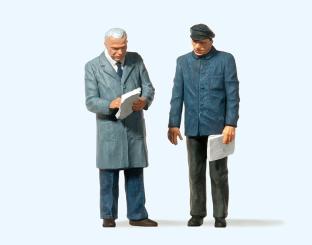 Lkw-Fahrer stehend. Lagerist 