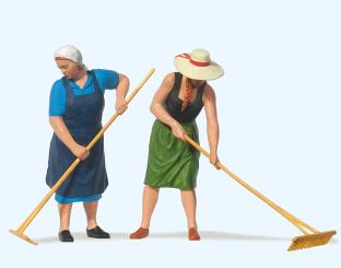 Bäuerinnen mit Rechen 