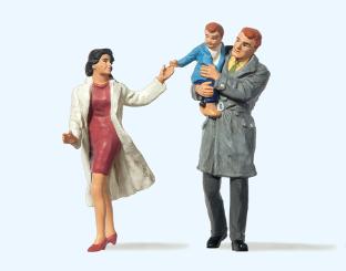 Paar mit Kind gehend 