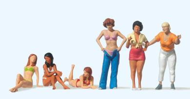 Frauen am Campingplatz 