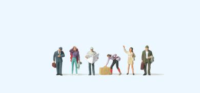 Reisende am Bahnsteig 