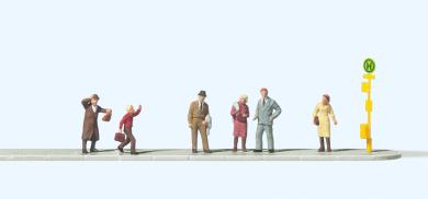 Wartende an der Straßenbahnha 