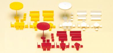 Tische, Stühle, Sonnenschirm. 