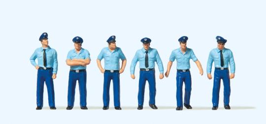 Feuerwehrmänner in Sommerunif 