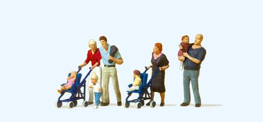 Eltern mit Kindern. Kinderwag 