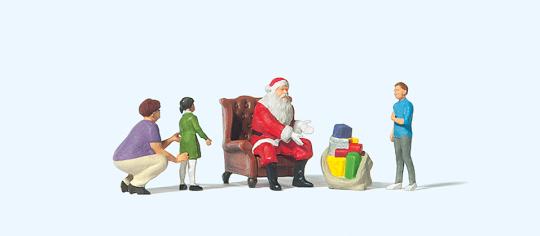 Weihnachtsmann im Sessel, Mutter mit Kindern 