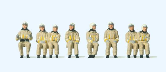 Feuerwehrmänner in moderner Einsatzkleidung 