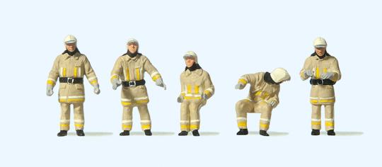 Feuerwehrmänner in moderner Einsatzkleidung 