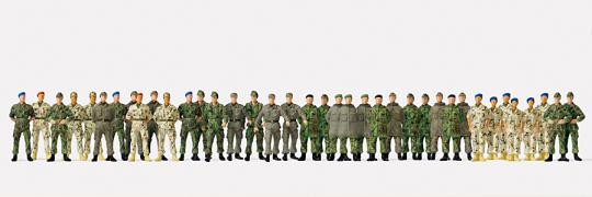 Soldaten, gehend und stehend. 