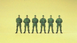 Soldaten stehend. Feldmütze. 