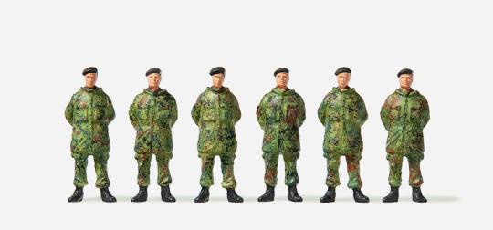 Soldaten stehend. Parka. Bare 