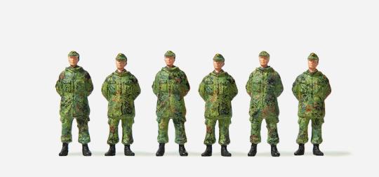 Soldaten stehend. Feldmütze. 
