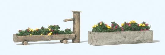 Blumenbepflanzte Brunnen.Fert 