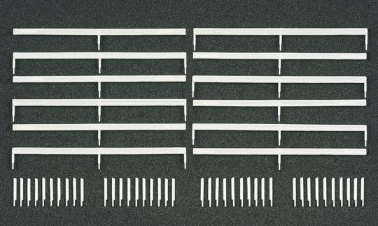 Leitpfosten und Schutzplanken 