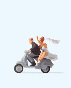 Brautpaar auf Vespa-Roller 