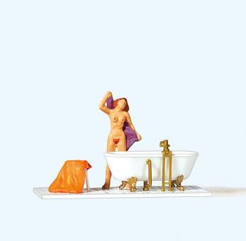 Frau an der Badewanne 