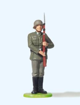 Soldat stehend, Gewehr präsen 