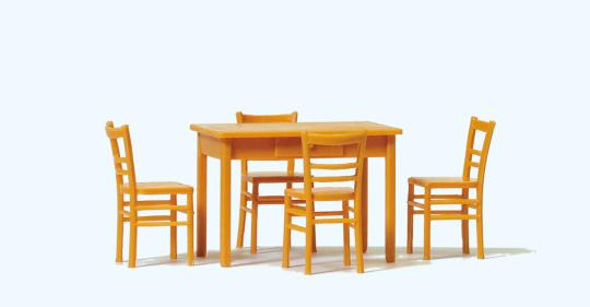 Tisch, 4 Stühle. Materialfarb 