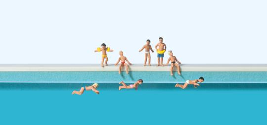 Kinder im Schwimmbad 