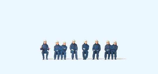 Sitzende Feuerwehrleute 